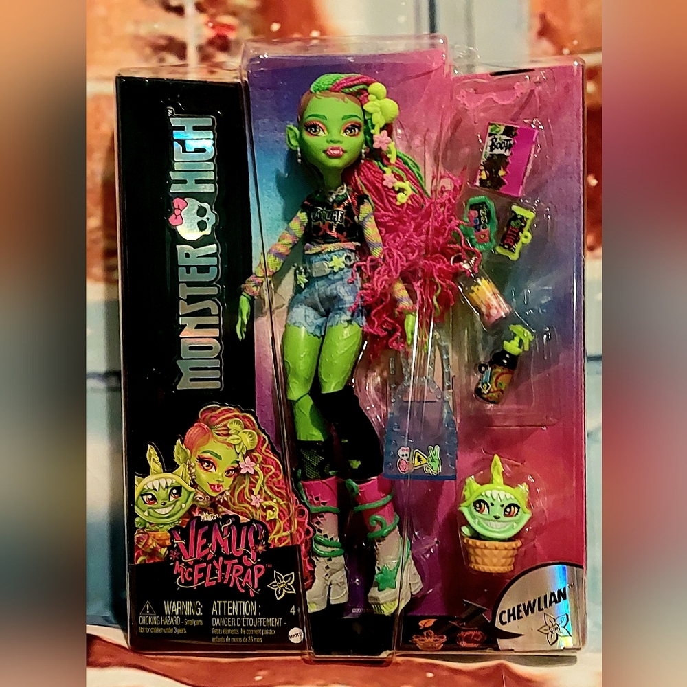 MONSTER HIGH Venus  McFlytrap With Pet Chewlian & Accessories.  NIB